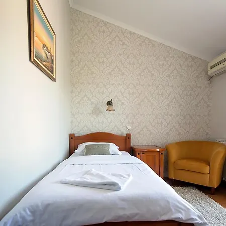 فندق Hotel Holiday 4*