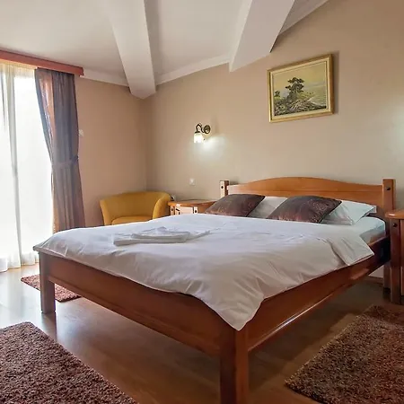 فندق Hotel Holiday 4*