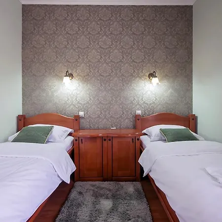 فندق Hotel Holiday 4*