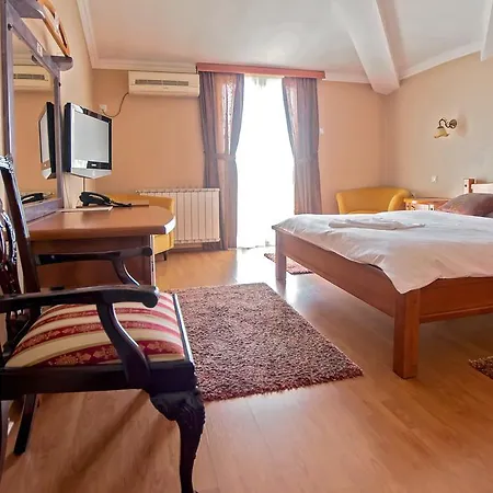 Hotel Holiday فندق 4*