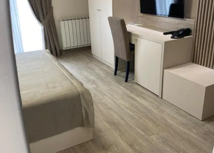 Hotel Holiday Готель Подгориця