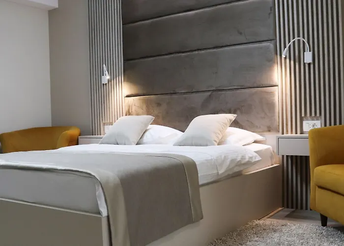 Hotel Holiday Готель 4*