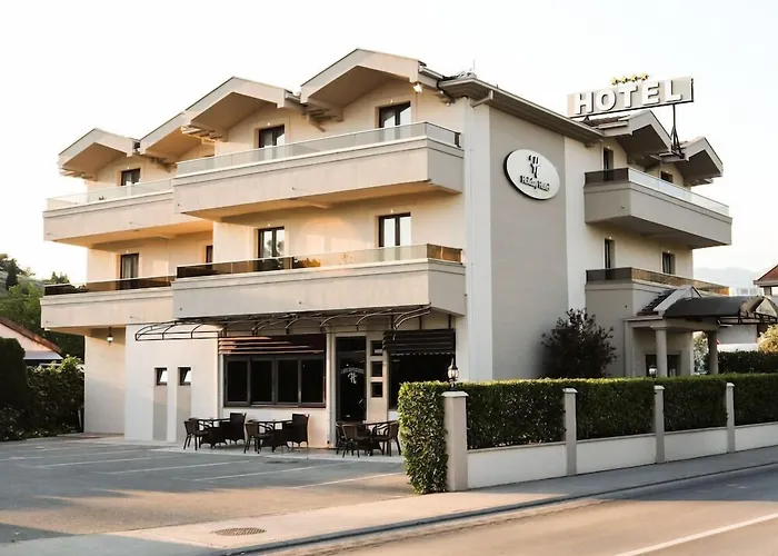 Готель Hotel Holiday