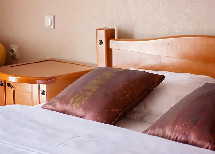 Hotel Holiday Готель 4*