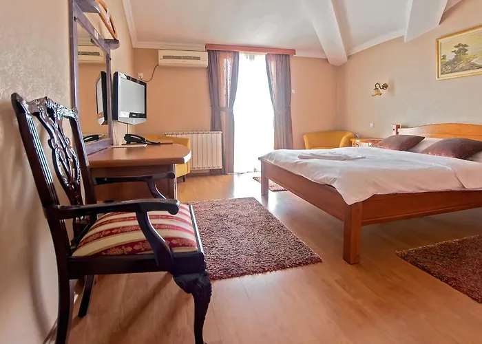 Hotel Holiday Готель 4*