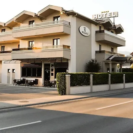 Hotel Holiday 酒店 波德戈里察