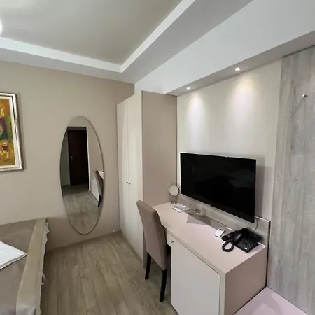 Hotel Holiday Отель Подгорица