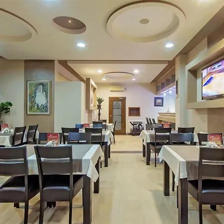 Отель Hotel Holiday Подгорица