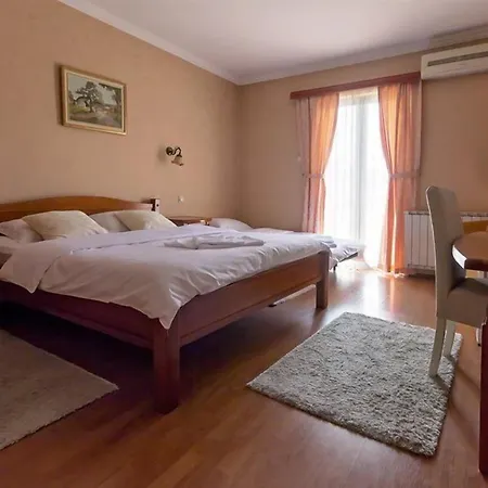 Отель Hotel Holiday 4*