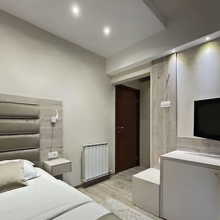 Hotel Holiday Отель Подгорица