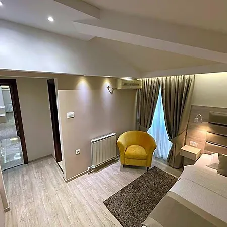 Hotel Holiday 호텔 포드고리차