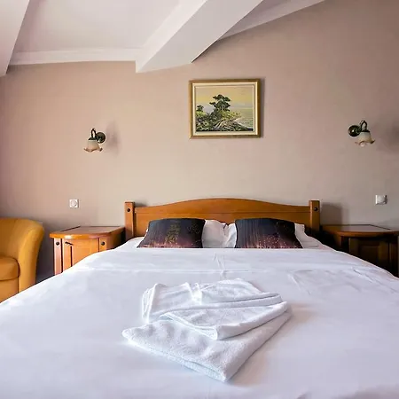 酒店 Hotel Holiday 4*
