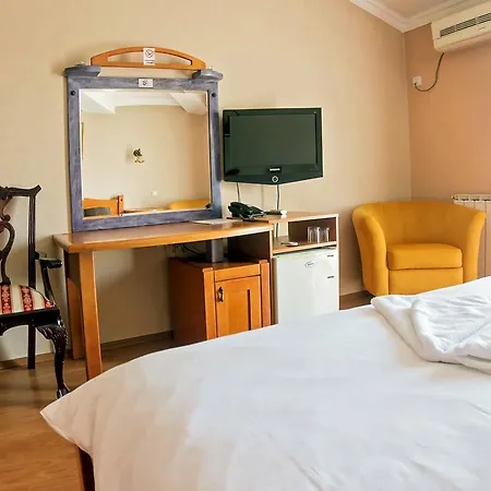 酒店 Hotel Holiday 4*